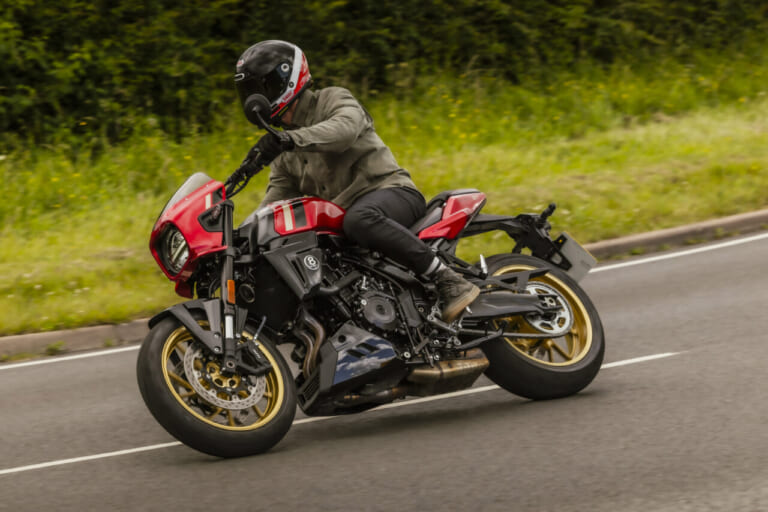 SUZUKI GSX-8TT｜隼オレンジに赤ベコ! 270度ツインの極上鼓動感はそのままにスズキのネオクラシックスポーツ「GSX-8T/GSX-8TT」に新色が追加【海外】