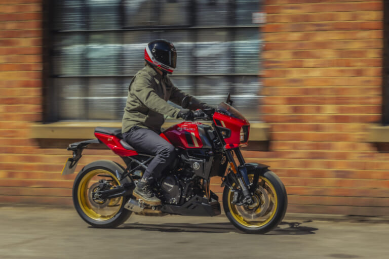 SUZUKI GSX-8TT|隼オレンジに赤ベコ! 270度ツインの極上鼓動感はそのままにスズキのネオクラシックスポーツ「GSX-8T/GSX-8TT」に新色が追加【海外】