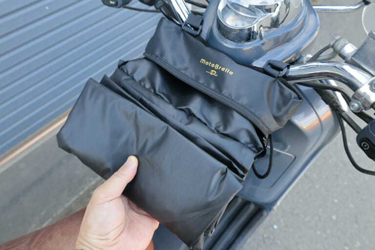 ベスパ lxv125のハンドル部分に装着したモトブレラを展開している写真｜「マジ？ 車体温度53℃→30℃」簡単装着なのに効果がスゴい…。実際に購入して装着したら手放せなくなった！ 外出先で便利！［バイク用ちょい掛けカバー・モトブレラ］