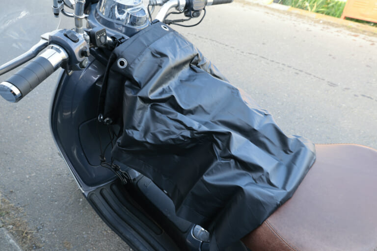 ベスパ lxv125にモトブレラを装着している途中の写真｜「マジ？ 車体温度53℃→30℃」簡単装着なのに効果がスゴい…。実際に購入して装着したら手放せなくなった！ 外出先で便利！［バイク用ちょい掛けカバー・モトブレラ］