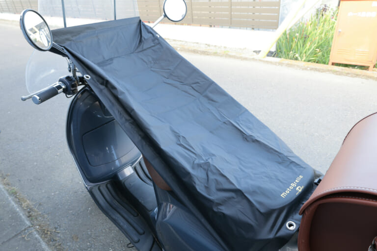 モトブレラをベスパLXV125に装着した状態を斜め上から撮影した写真｜「マジ？ 車体温度53℃→30℃」簡単装着なのに効果がスゴい…。実際に購入して装着したら手放せなくなった！ 外出先で便利！［バイク用ちょい掛けカバー・モトブレラ］