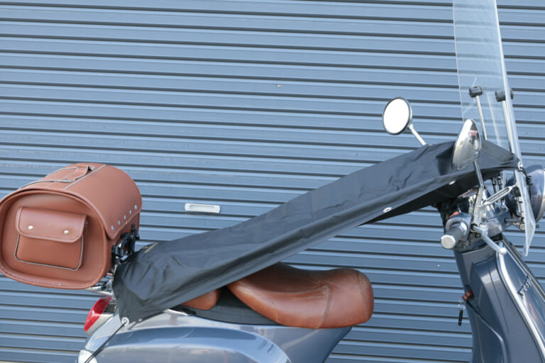 モトブレラをベスパLXV125に装着した状態を横から撮影した写真｜「マジ？ 車体温度53℃→30℃」簡単装着なのに効果がスゴい…。実際に購入して装着したら手放せなくなった！ 外出先で便利！［バイク用ちょい掛けカバー・モトブレラ］