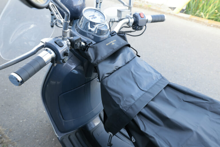 ベスパLXV125に装着したモトブレラ｜「マジ？ 車体温度53℃→30℃」簡単装着なのに効果がスゴい…。実際に購入して装着したら手放せなくなった！ 外出先で便利！［バイク用ちょい掛けカバー・モトブレラ］