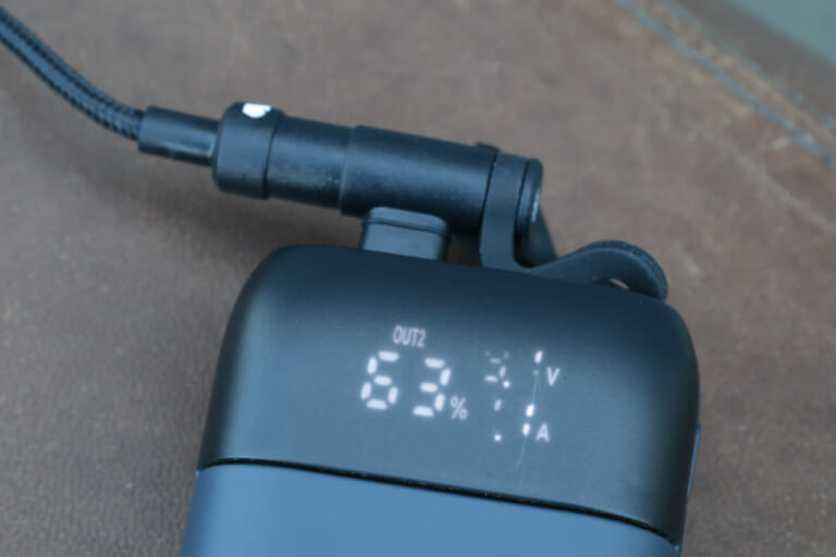デイトナのバイク用USB充電ケーブル Type-C to Type-C L型で充電中の出力表示｜「考えた人スゴいわ…」すべてがジャストな充電アイテムを実際に購入。使ってみたら手放せなくなった！［デイトナ バイク用USB充電ケーブル Type-C to Type-C L型］