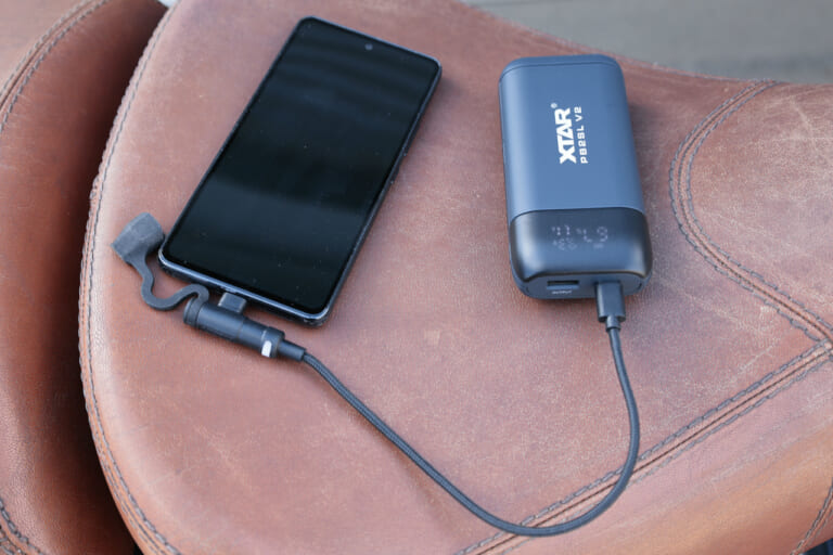 デイトナのバイク用USB充電ケーブル Type-C to Type-C L型でスマホを充電している写真｜「考えた人スゴいわ…」すべてがジャストな充電アイテムを実際に購入。使ってみたら手放せなくなった！［デイトナ バイク用USB充電ケーブル Type-C to Type-C L型］