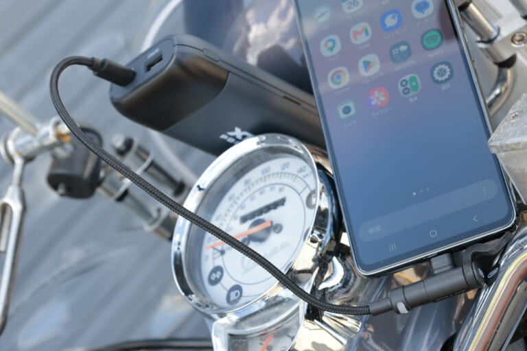 ベスパLXV125で、デイトナのバイク用USB充電ケーブル Type-C to Type-C L型を使用し、スマホを充電している写真｜「考えた人スゴいわ…」すべてがジャストな充電アイテムを実際に購入。使ってみたら手放せなくなった！［デイトナ バイク用USB充電ケーブル Type-C to Type-C L型］