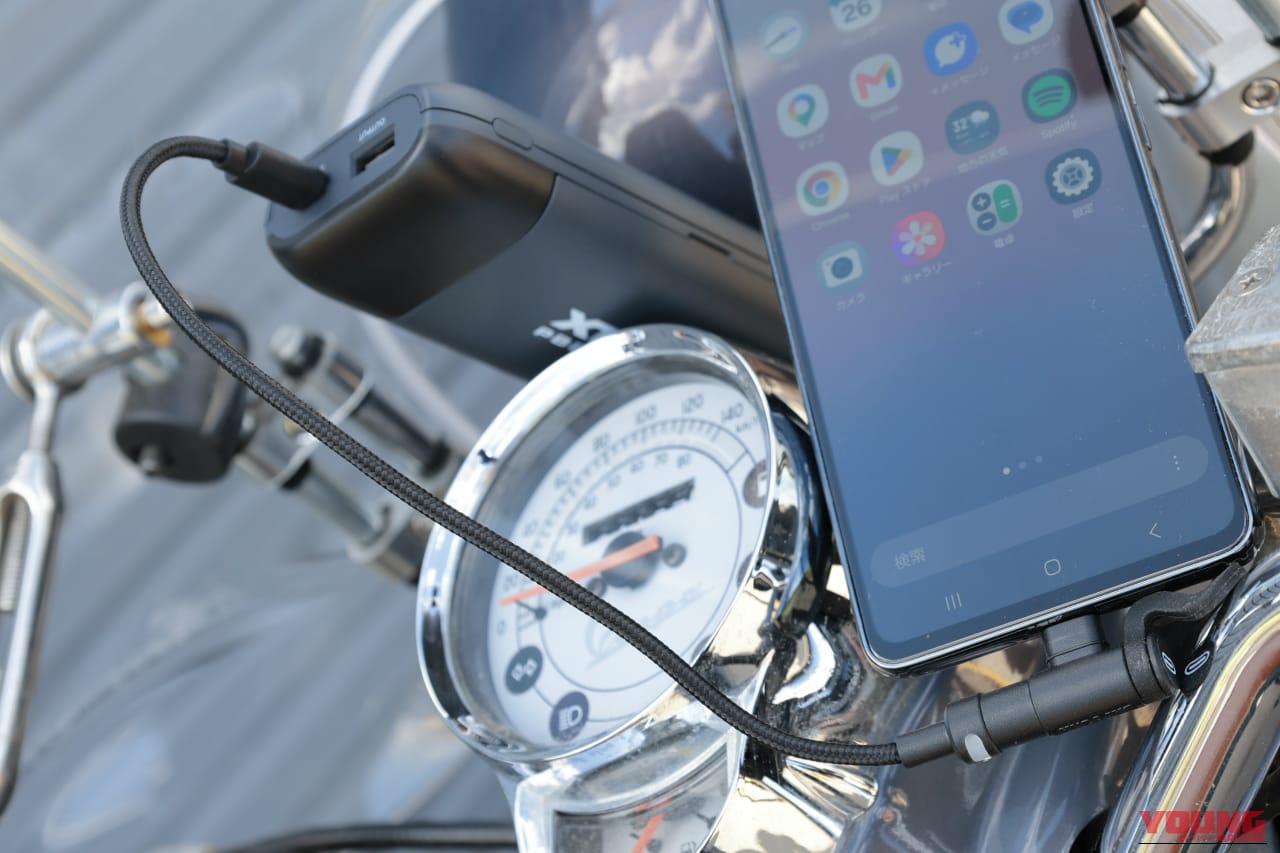 ベスパLXV125で、デイトナのバイク用USB充電ケーブル Type-C to Type-C L型を使用し、スマホを充電している写真｜「考えた人スゴいわ…」すべてがジャストな充電アイテムを実際に購入。使ってみたら手放せなくなった！［デイトナ バイク用USB充電ケーブル Type-C to Type-C L型］