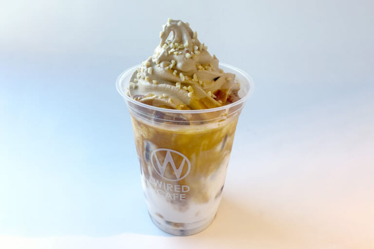館山自動車道 市原サービスエリア(上り) WIRED CAFE「アーモンドラテピーナッツフロー(800円)」|【2026夏】高速道路SA・PAの絶品ドライブグルメ&限定スイーツ決定版!三重推しテイクNo.1から話題の自販機アイスまで一挙紹介