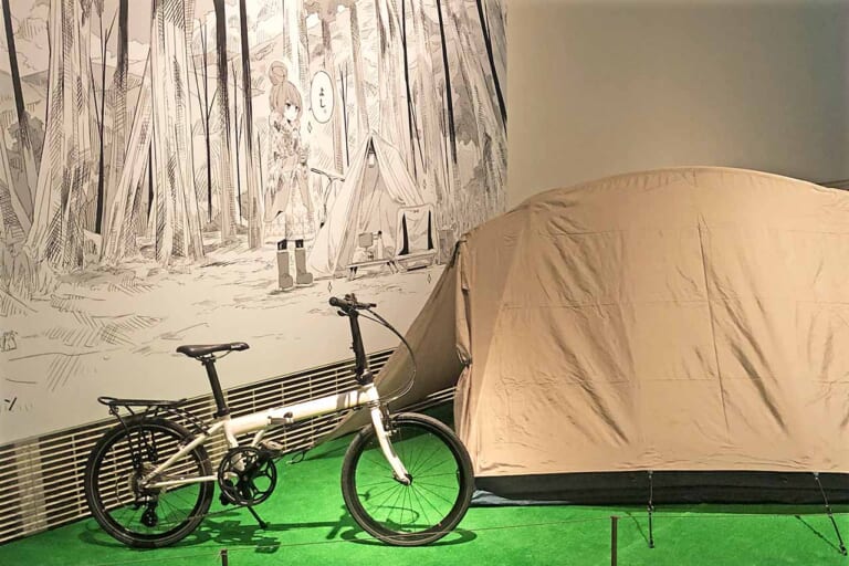 しまりんの本栖湖でのソロキャンプを再現｜【ゆるキャン△と山梨▲】ビーノ『ゆるキャン△』コラボVer.展示や録り下ろしボイスも！山梨県立博物館の企画展現地レポート＆2027年TVアニメ4期情報