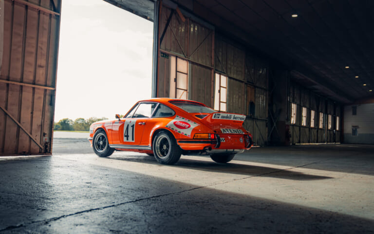 倉庫内に停車している、1973年製ポルシェ911カレラ RS 2.7 ツーリングを後ろから撮影した写真｜「オリジナルを保っているのは珍しい…」50年以上前のクルマとは思えないコンディション。エアコンもパワーウィンドウもそのまま！ 伝説の名車［ポルシェ 911カレラ RS2.7］