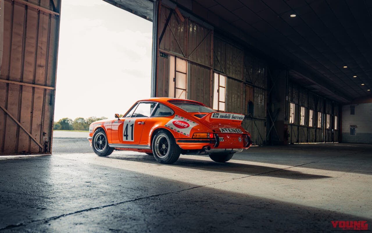 倉庫内に停車している、1973年製ポルシェ911カレラ RS 2.7 ツーリングを後ろから撮影した写真｜「オリジナルを保っているのは珍しい…」50年以上前のクルマとは思えないコンディション。エアコンもパワーウィンドウもそのまま！ 伝説の名車［ポルシェ 911カレラ RS2.7］