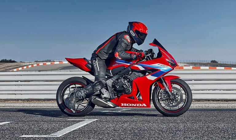 2024CBR650R(E-Clutch) グランプリレッド 乗車イメージ|ホンダCBR650R/Eクラッチ〈いま国内で買える新型バイクカタログ|大型二輪(750-401cc)〉【2026最新版】