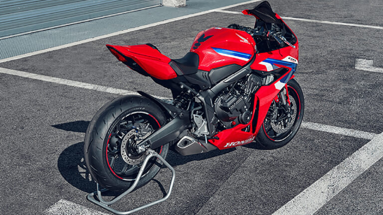 2024CBR650R/E-Clutch グランプリレッド リア|ホンダCBR650R/Eクラッチ〈いま国内で買える新型バイクカタログ|大型二輪(750-401cc)〉【2026最新版】