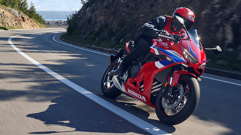 乗車イメージ|ホンダCBR650R/Eクラッチ〈いま国内で買える新型バイクカタログ|大型二輪(750-401cc)〉【2026最新版】