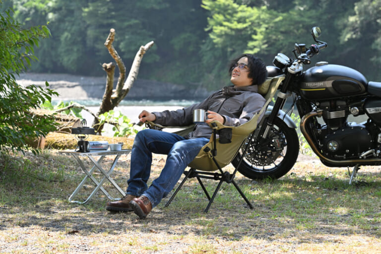 「バイクに積めない」を過去にする！デイトナから肘掛け＆高さ調整枕つきの極上ハイバックチェア『WIDE/REST ハイバックチェア』が登場
