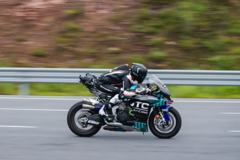 CFMOTO V4 SR-RR |日欧の牙城を崩す210馬力SS! MotoGP譲りの逆回転クランクを採用し、15000rpmまで咆哮するV4エンジンを積んだ中国製スーパーバイク「V4 SR-RR」を解説
