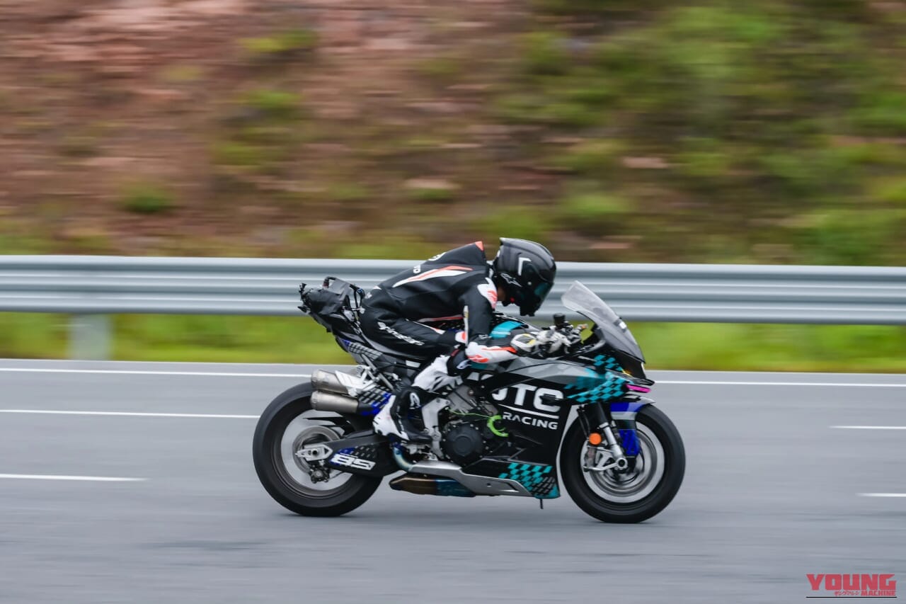 CFMOTO V4 SR-RR ｜日欧の牙城を崩す210馬力SS! MotoGP譲りの逆回転クランクを採用し、15000rpmまで咆哮するV4エンジンを積んだ中国製スーパーバイク「V4 SR-RR」を解説
