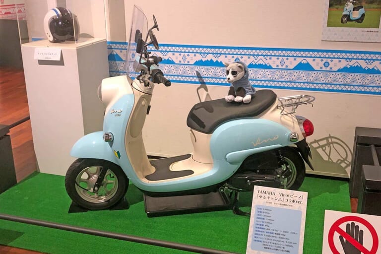 しまりん愛用のヤマハ・ビーノもヘルメットとあわせて展示｜【ゆるキャン△と山梨▲】ビーノ『ゆるキャン△』コラボVer.展示や録り下ろしボイスも！山梨県立博物館の企画展現地レポート＆2027年TVアニメ4期情報