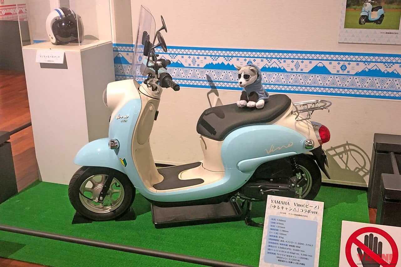 しまりん愛用のヤマハ・ビーノもヘルメットとあわせて展示｜【ゆるキャン△と山梨▲】ビーノ『ゆるキャン△』コラボVer.展示や録り下ろしボイスも！山梨県立博物館の企画展現地レポート＆2027年TVアニメ4期情報