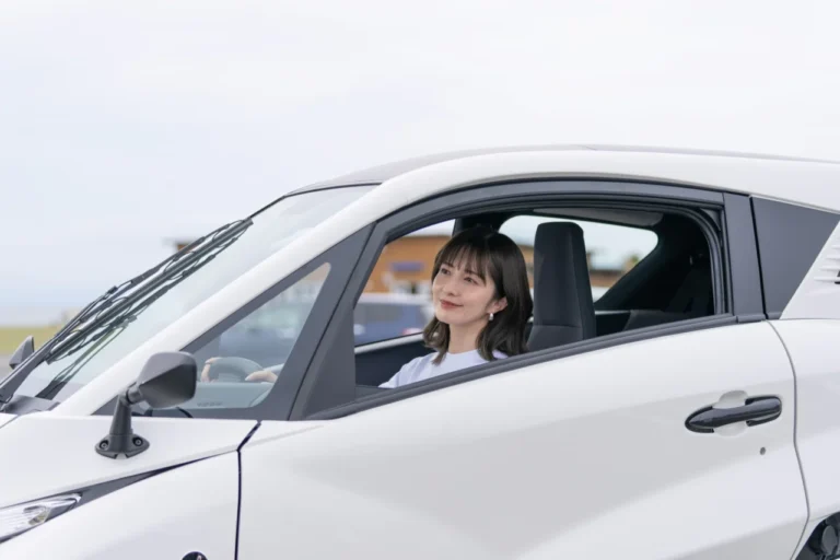 LEAN MOBILITY Lean3|普通免許で乗れて、雨でも快適なキャビン&エアコン完備! 最大28度傾く新感覚3輪EV「Lean3」が169万円で登場