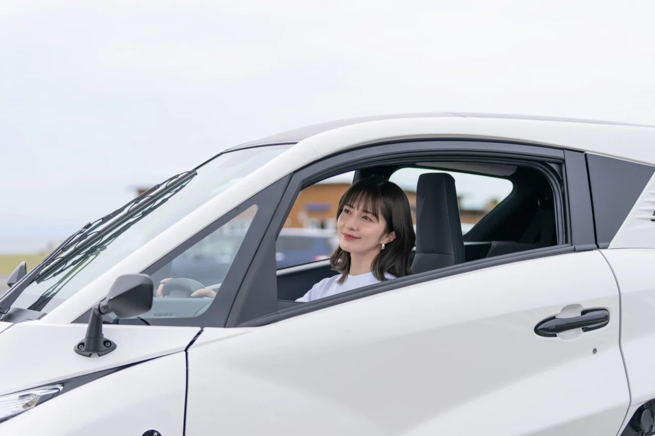 LEAN MOBILITY Lean3｜普通免許で乗れて、雨でも快適なキャビン&エアコン完備! 最大28度傾く新感覚3輪EV「Lean3」が169万円で登場