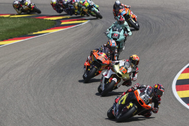 出力6%向上と2kg軽量化がもたらす「極限の接戦」! Moto2の未来を変える、約200万kmの走行データから生まれた新型エンジンの衝撃【MotoGP】|出力6%向上と2kg軽量化がもたらす「極限の接戦」! Moto2の未来を変える、約200万kmの走行データから生まれた新型エンジンの衝撃【MotoGP】