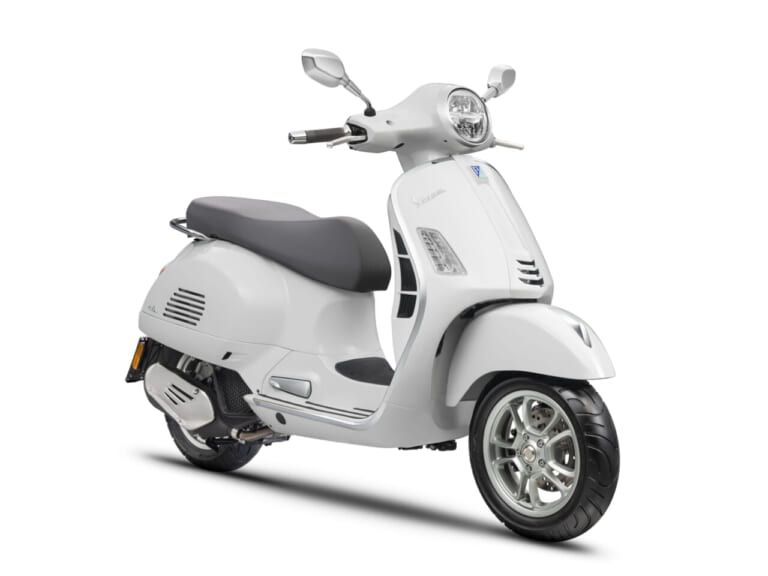 VESPA GTS 150｜イタリアの伝統美が加速する! 高速道路の走行も可能な、ベスパ「GTS/GTV」2026年モデルが新色を纏って登場