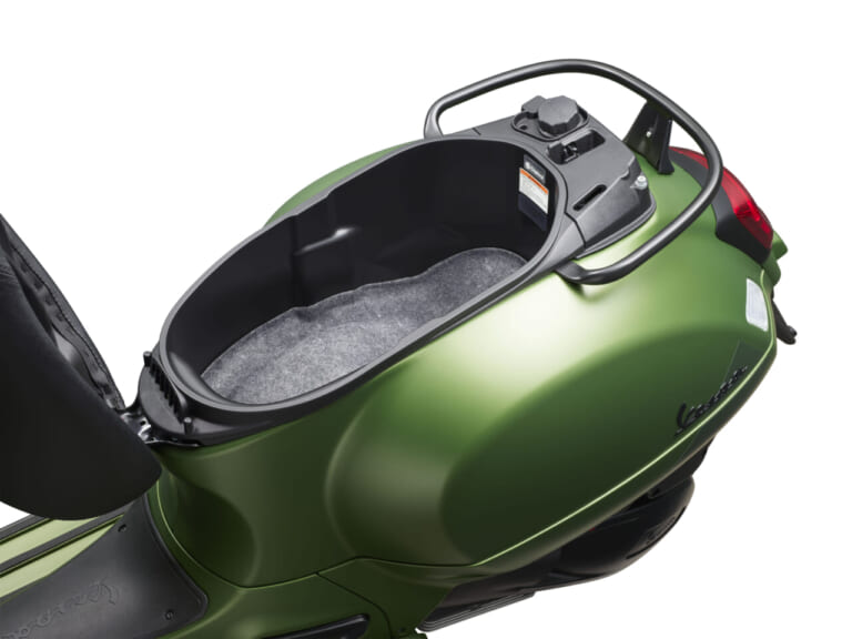 VESPA GTV 300|イタリアの伝統美が加速する! 高速道路の走行も可能な、ベスパ「GTS/GTV」2026年モデルが新色を纏って登場