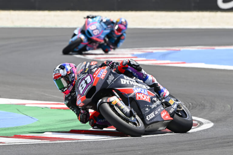 出力6％向上と2kg軽量化がもたらす「極限の接戦」! Moto2の未来を変える、約200万kmの走行データから生まれた新型エンジンの衝撃【MotoGP】｜出力6％向上と2kg軽量化がもたらす「極限の接戦」! Moto2の未来を変える、約200万kmの走行データから生まれた新型エンジンの衝撃【MotoGP】