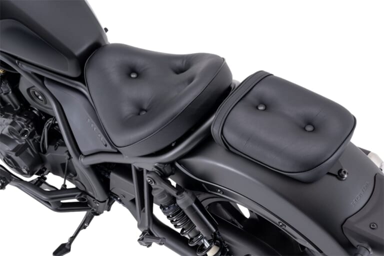 PLOT別注G-craft ASIA オールドスタイルソファシート タンデムシートセット レブル1100|250で大反響を呼んだ“あの”ふかふかシートに「レブル1100」用が降臨! ツーリングを最高にする神アイテムとは?