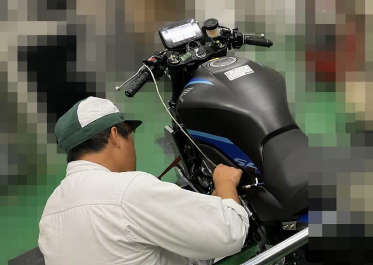 HONDA CB400 SUPER FOUR|【2026鉄馬】ただのデモ走行じゃない、ホンダ開発陣が「E-Clutch×CB400SF」で実証参戦。秘められた技術者たちの本音とは