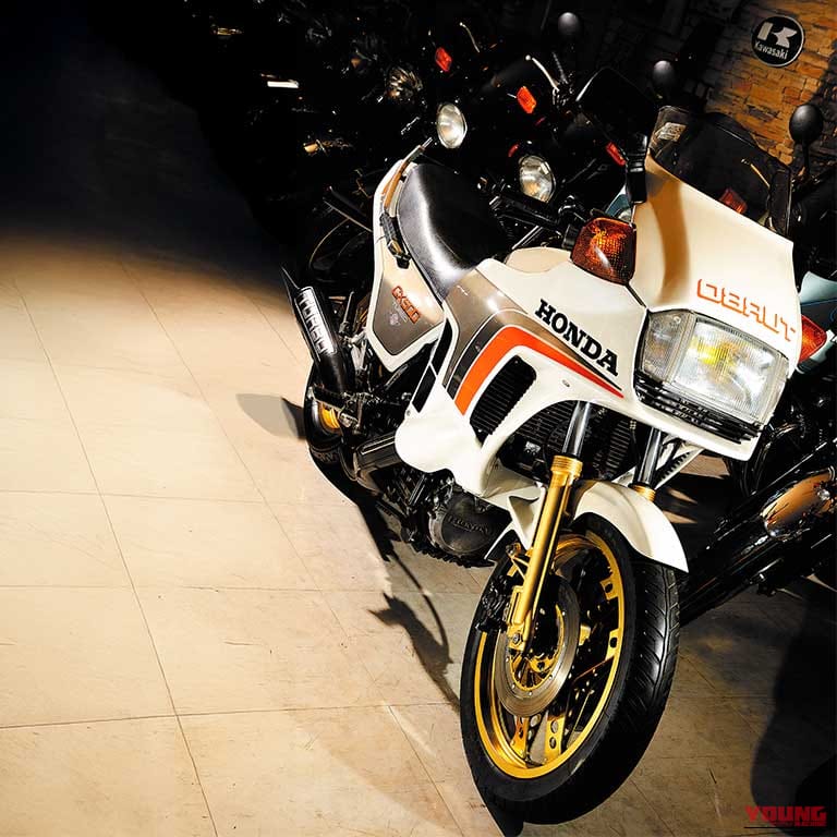 1981年に発売された、ホンダのCX500 ターボの車両写真｜「バックミラー越しでもひと目でわかる…」日本では滅多に見ない45年前の激レアホンダ車。同社初のターボ搭載モデルとしてとんでもないスペックを実現した［CX500 TURBO］