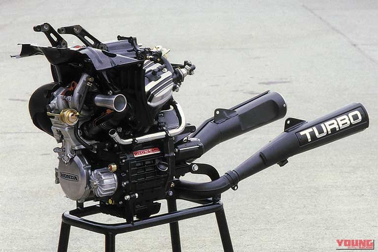 1981年に発売された、ホンダのCX500のエンジンとマフラー｜「バックミラー越しでもひと目でわかる…」日本では滅多に見ない45年前の激レアホンダ車。同社初のターボ搭載モデルとしてとんでもないスペックを実現した［CX500 TURBO］