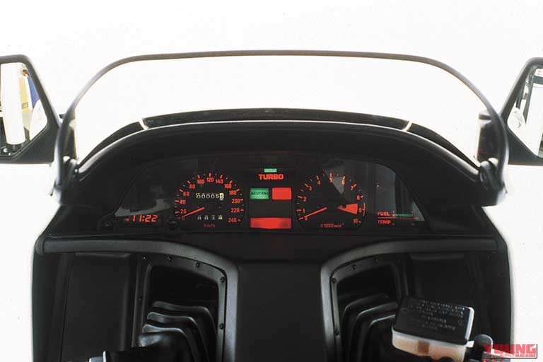 1981年に発売された、ホンダのCX500ののメーター類｜「バックミラー越しでもひと目でわかる…」日本では滅多に見ない45年前の激レアホンダ車。同社初のターボ搭載モデルとしてとんでもないスペックを実現した［CX500 TURBO］