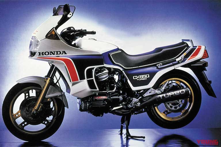 1983年に発売された、ホンダのCX650 ターボの車体、左側面の写真。｜「バックミラー越しでもひと目でわかる…」日本では滅多に見ない45年前の激レアホンダ車。同社初のターボ搭載モデルとしてとんでもないスペックを実現した［CX500 TURBO］