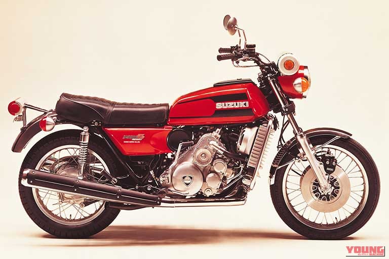 1974年に発売された、スズキのRE-5の車両写真、右側面｜「今見ても奇抜なデザイン…」50年前のスズキの名車。保守的な層に受け入れられず販売不振で生産終了。ロータリーエンジンを搭載した革新的マシン［RE-5］