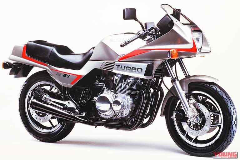 1982年に発売された、スズキのターボ搭載バイクXN85の右側面の写真｜「近未来テイストがたまらない…」80年代デザインが逆に新鮮！ 44年前のスズキの名車。当時認可が下りず日本では販売されなかった悲運のレアマシン。［XN85］