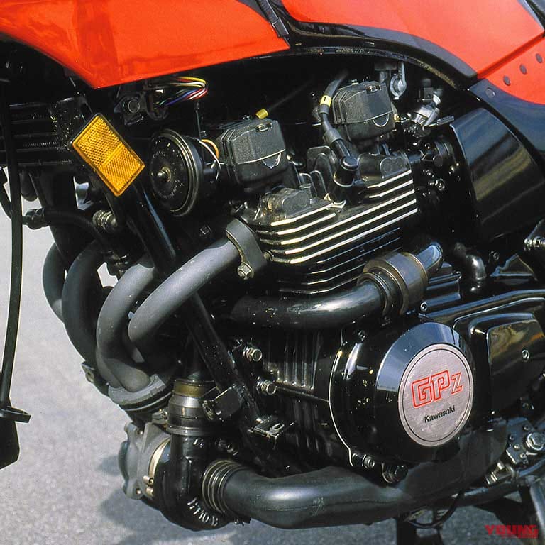 1984年に登場した、カワサキ750TURBOのエンジン部分の写真｜「メーター上に謎の液晶画面…」鮮烈なボディカラーが印象的だった42年前の名車。とんでもないスペックだったが、わずか2年で消えた伝説の［カワサキ 750 TURBO］