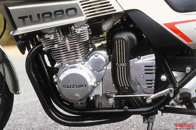 11982年に発売された、スズキのターボ搭載バイクXN85のエンジン部分｜「近未来テイストがたまらない…」80年代デザインが逆に新鮮！ 44年前のスズキの名車。当時認可が下りず日本では販売されなかった悲運のレアマシン。［XN85］