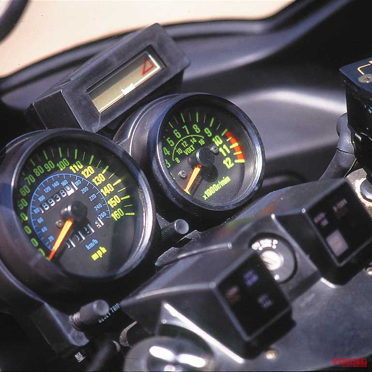 1984年に登場した、カワサキ750TURBOのコックピットの写真。｜「メーター上に謎の液晶画面…」鮮烈なボディカラーが印象的だった42年前の名車。とんでもないスペックだったが、わずか2年で消えた伝説の［カワサキ 750 TURBO］
