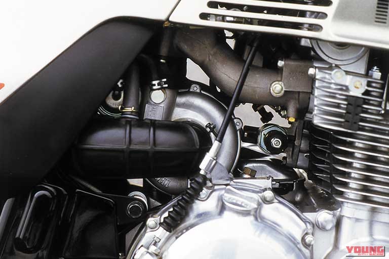 11982年に発売された、スズキのバイクXN85のエンジン付近、タービンの写真｜「近未来テイストがたまらない…」80年代デザインが逆に新鮮！ 44年前のスズキの名車。当時認可が下りず日本では販売されなかった悲運のレアマシン。［XN85］