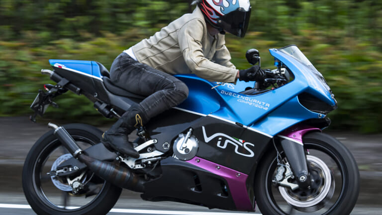 【VINS Duecinquanta試乗】83馬力×車重112kg！令和に蘇る「2スト250」超最先端スポーツバイク「ヴィンス・ドゥエチンクエンタ」が日本上陸