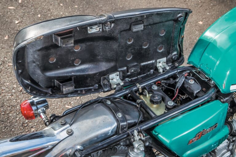 SUZUKI GT380|「絶対失敗できなかった」2スト専業スズキの覚悟! スズキGT380【1971~1979】がカワサキ マッハと異なるグランドツアラーへ至った背景
