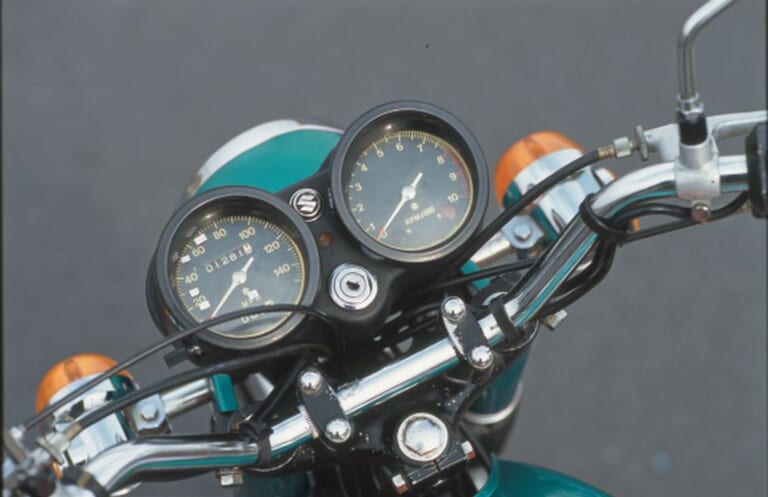 SUZUKI GT380｜「絶対失敗できなかった」2スト専業スズキの覚悟! スズキGT380【1971～1979】がカワサキ マッハと異なるグランドツアラーへ至った背景