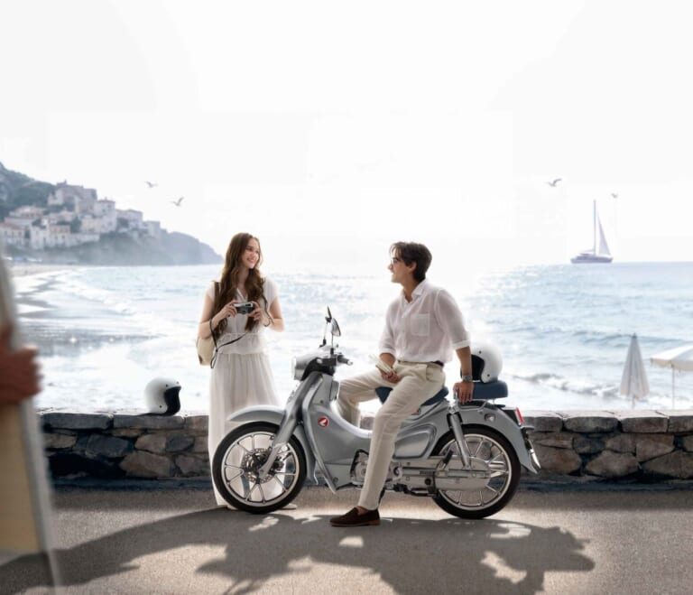 HONDA Super Cub C125 The Crafted CALM|金属質な銀と深き海の青、S字ラインが描くタイムレスな造形美。シルバーとオーシャンブルーが融合したスーパーカブ「C125」特別仕様車がタイで登場【海外】