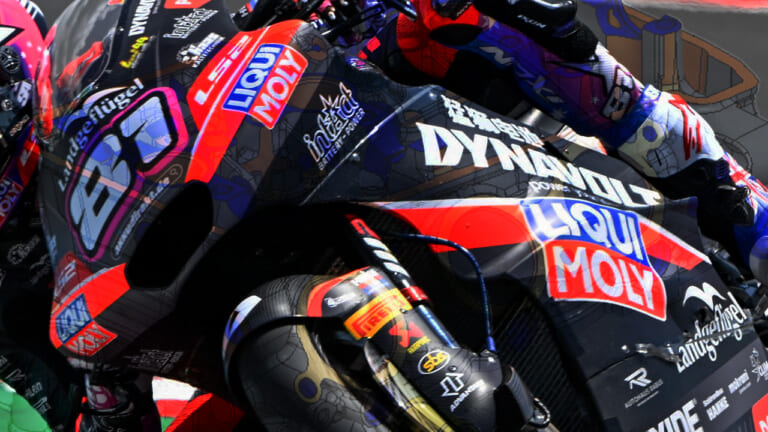 出力6％向上と2kg軽量化がもたらす「極限の接戦」! Moto2の未来を変える、約200万kmの走行データから生まれた新型エンジンの衝撃【MotoGP】