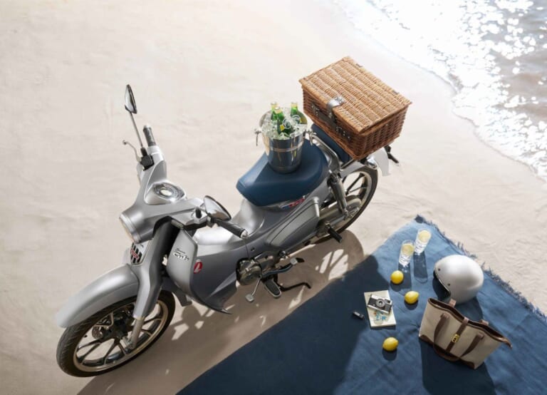 HONDA Super Cub C125 The Crafted CALM｜金属質な銀と深き海の青、S字ラインが描くタイムレスな造形美。シルバーとオーシャンブルーが融合したスーパーカブ「C125」特別仕様車がタイで登場【海外】