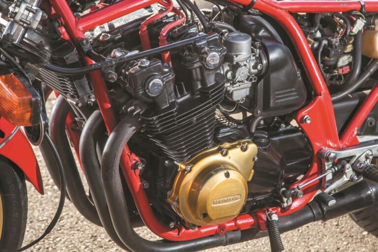 HONDA CB1100R｜【開発秘話】禁じ手を解禁! 5.5mmオーバーピストンと一体型ダウンチューブを採用した、ホンダ「CB1100R」専用設計の凄み