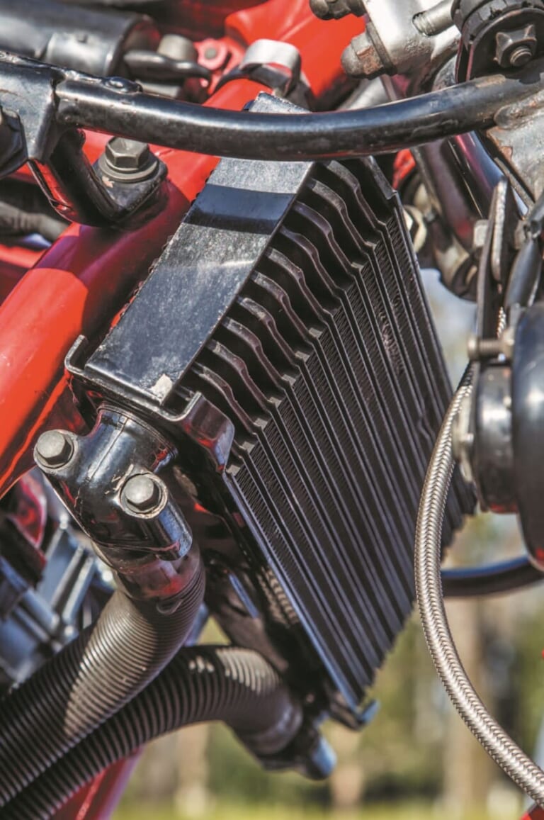HONDA CB1100R|【開発秘話】禁じ手を解禁! 5.5mmオーバーピストンと一体型ダウンチューブを採用した、ホンダ「CB1100R」専用設計の凄み