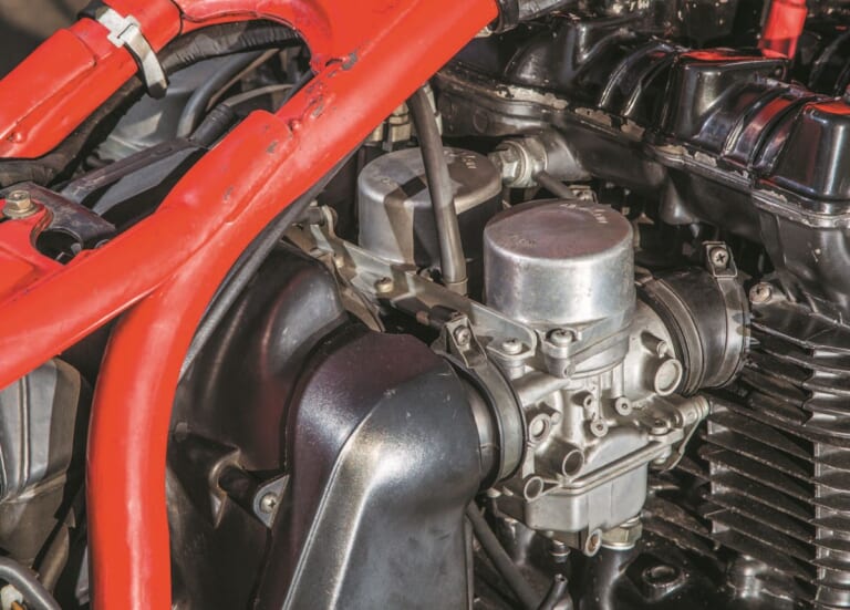 HONDA CB1100R｜【開発秘話】禁じ手を解禁! 5.5mmオーバーピストンと一体型ダウンチューブを採用した、ホンダ「CB1100R」専用設計の凄み